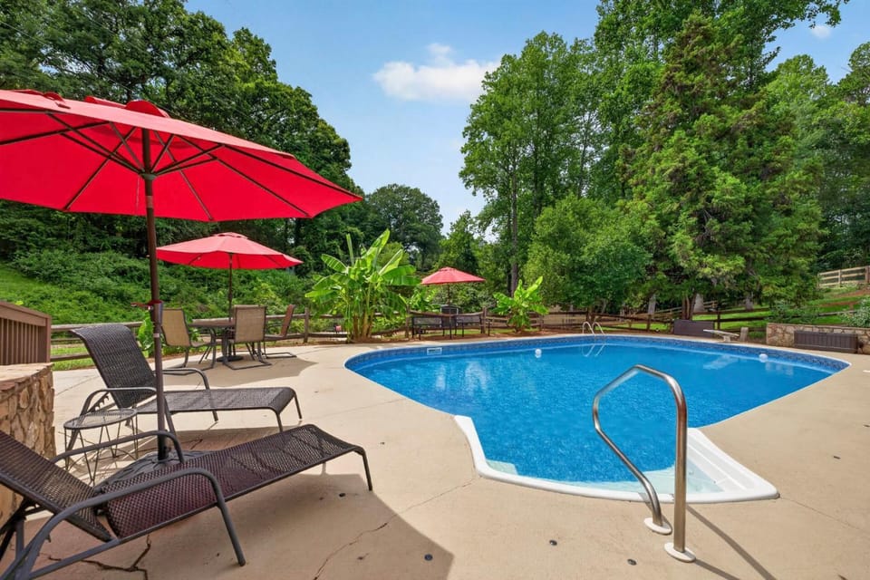 Hickory Hideaway: Pet-Friendly Haven w/ Fire Pit! Apartment in Hickory