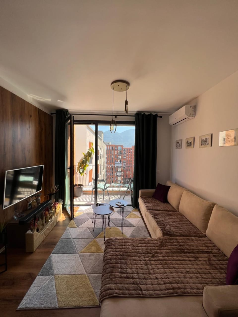 Communal lounge/ TV room, TV and multimedia, View (from property/room), Living room, Photo of the whole room, Seating area, Evening entertainment, Mountain view, air conditioner