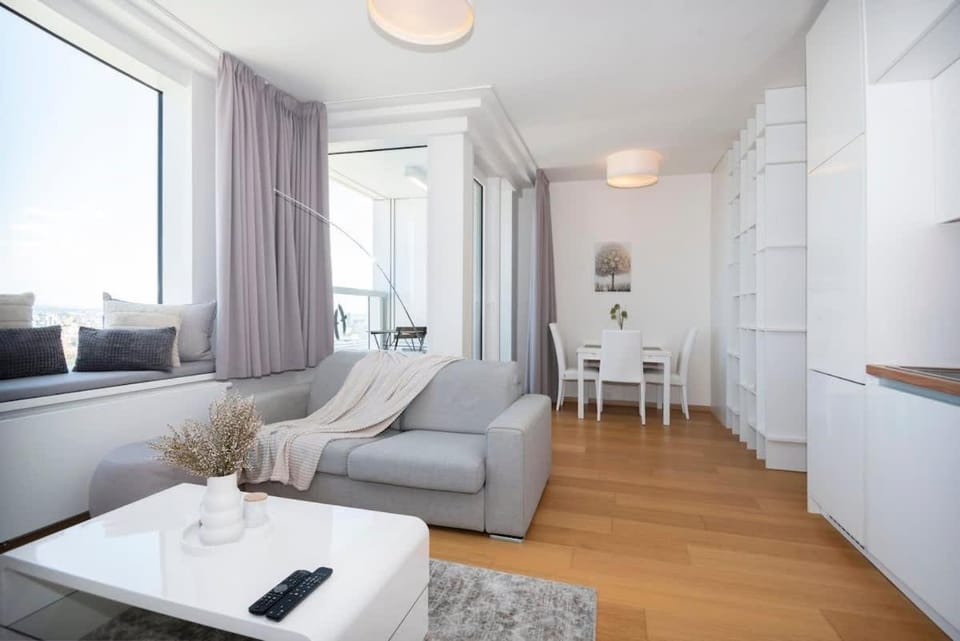 28th floor Luxury Skyline 1BDRM Apartment - Downtown City center Apartment in Bratislava