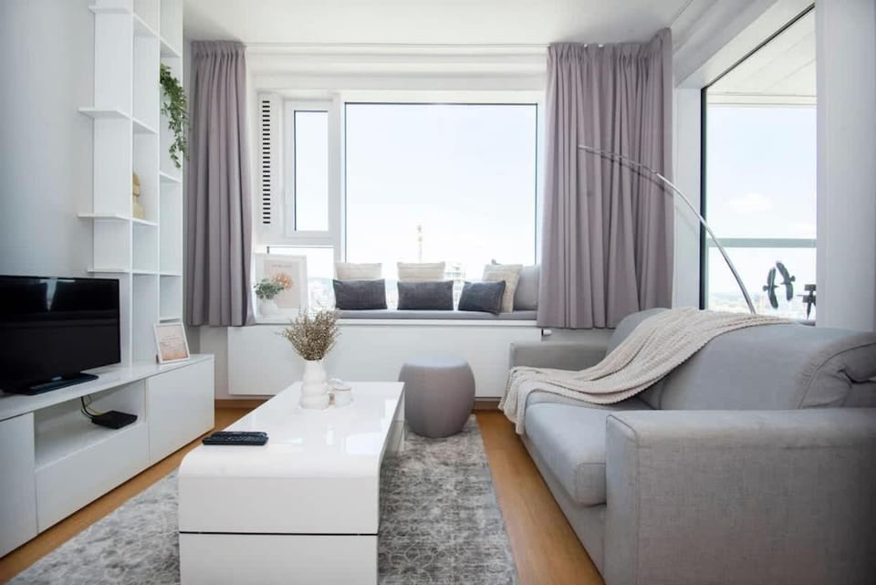 28th floor Luxury Skyline 1BDRM Apartment - Downtown City center Apartment in Bratislava