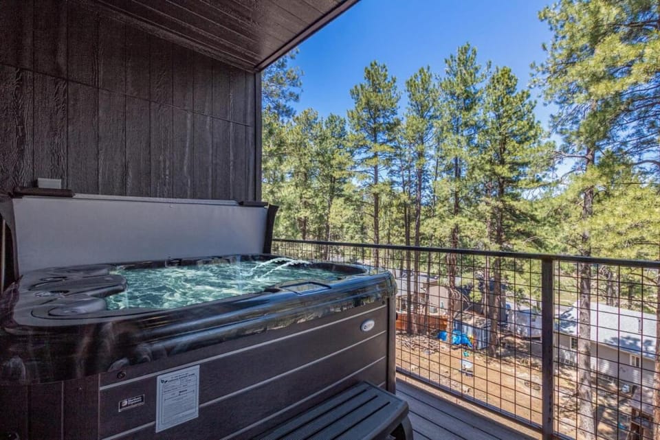 Le Cabin Noir Modern Alpine Retreat Spa BBQ Cabin in Flagstaff