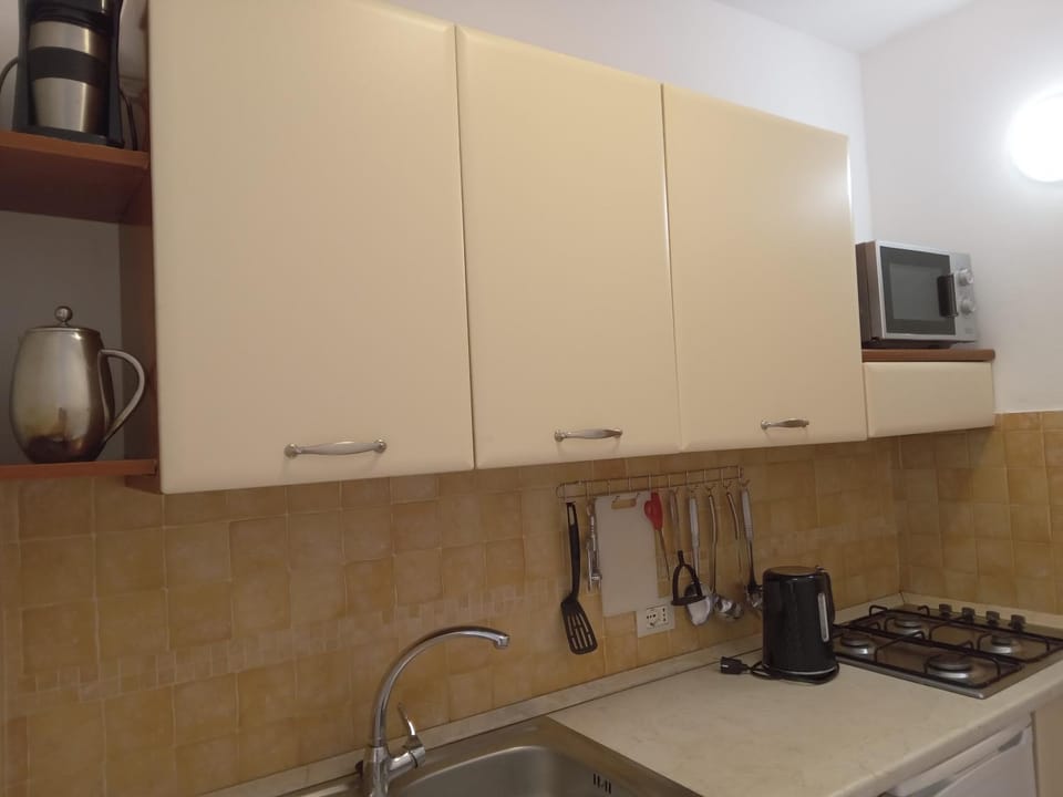 Coffee/tea facilities, Kitchen or kitchenette, microwave, stove, toaster