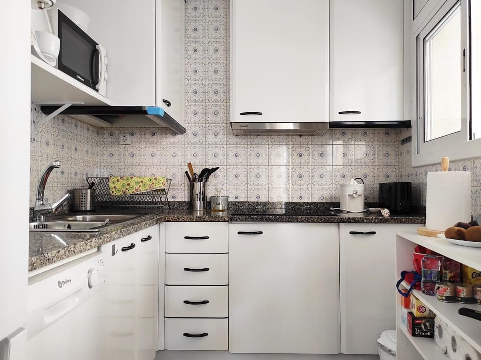 Kitchen or kitchenette, dishwasher, minibar