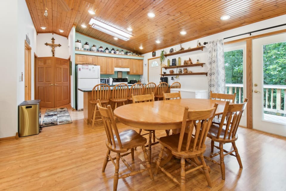 Serene Yellville Retreat with Hot Tub on 85 Acres House in Arkansas