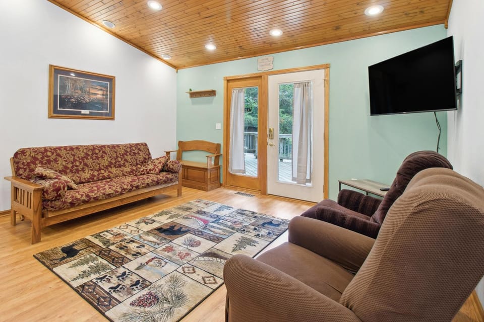 Serene Yellville Retreat with Hot Tub on 85 Acres House in Arkansas