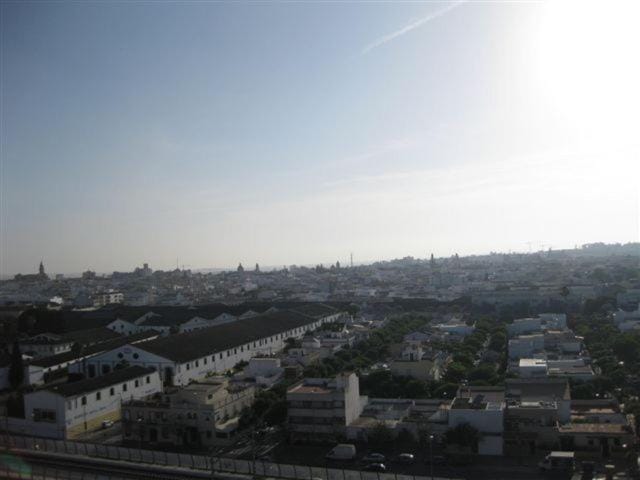 PISO CON VISTAS CERCA FERIA 4 DORM 2 BAÑOS, AIRE ACOND. GARAJE Apartment in Jerez de la Frontera