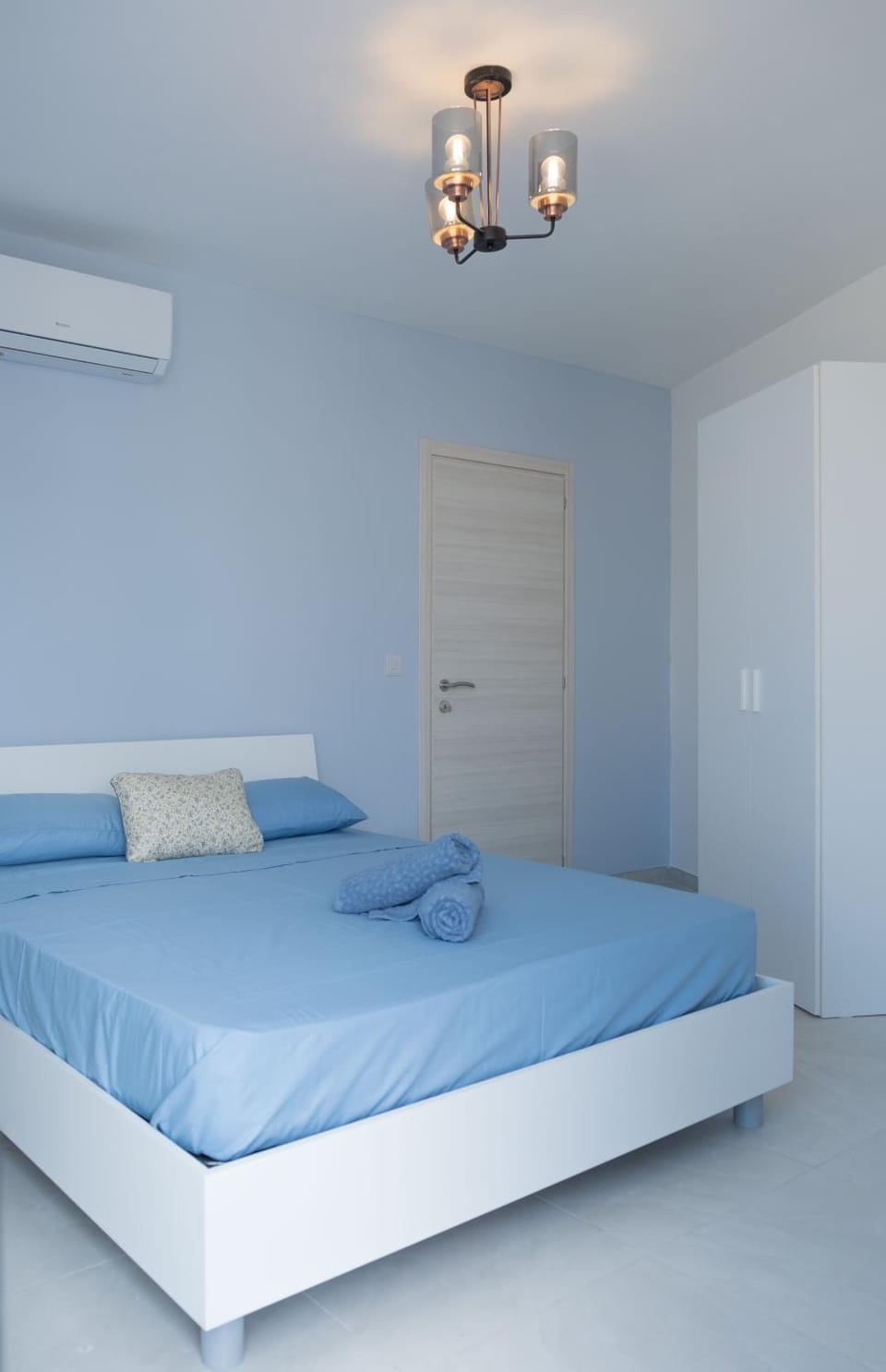 Property building, Bed, Photo of the whole room, Bedroom, towels, wardrobe, air conditioner