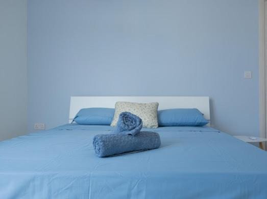 Bed, towels