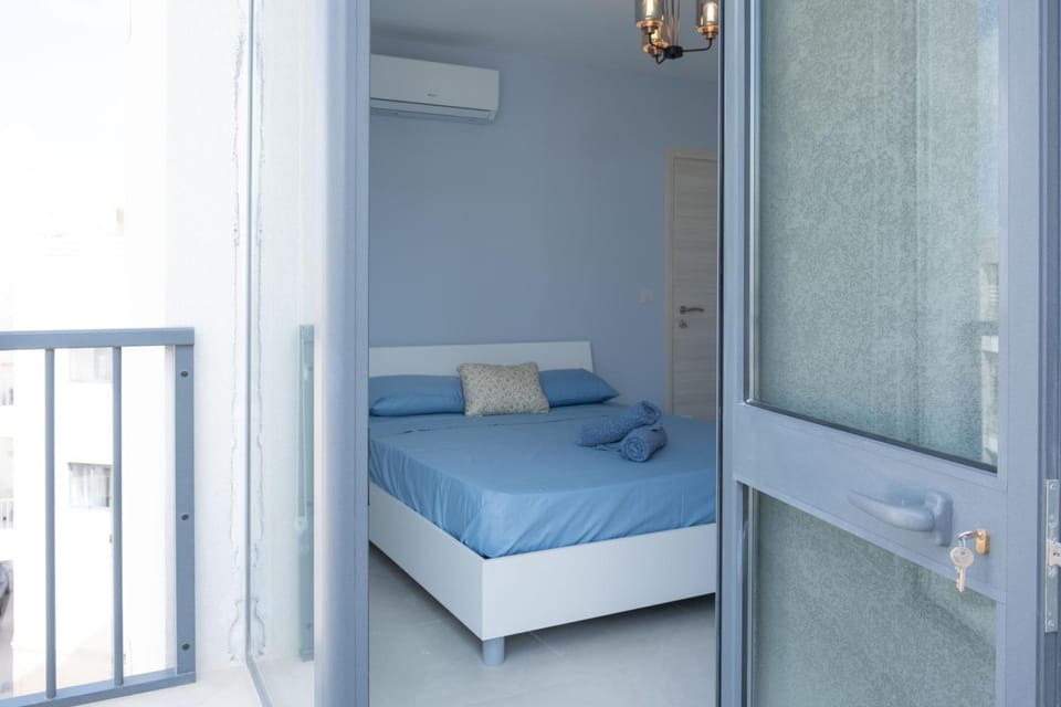 Bed, Bedroom, towels, air conditioner