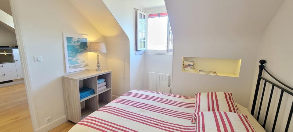 Photo of the whole room, Bedroom