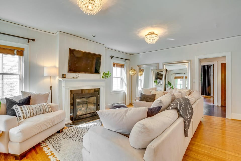 Charming Louisville Retreat with Patio and Fireplace! House in Louisville