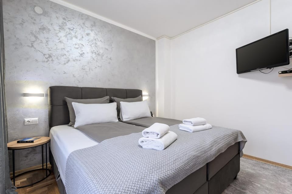 Bed, TV and multimedia, Bedroom