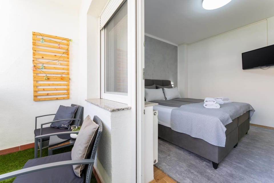 Bed, Balcony/Terrace, Bedroom