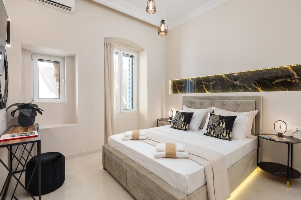 Bed, TV and multimedia, Photo of the whole room, Seating area, Bedroom, towels, air conditioner