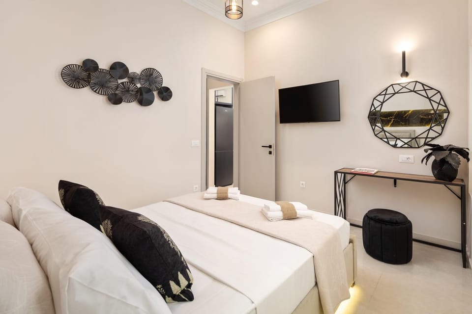 Bed, TV and multimedia, Photo of the whole room, Seating area, Bedroom, towels, air conditioner