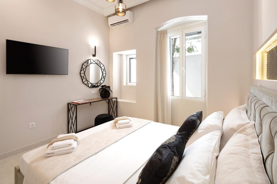 Bed, TV and multimedia, Bedroom, towels, air conditioner