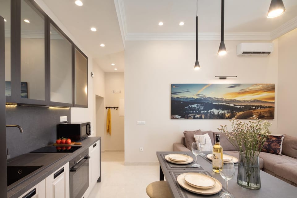 Kitchen or kitchenette, Living room, Seating area, Dining area, minibar, pet friendly