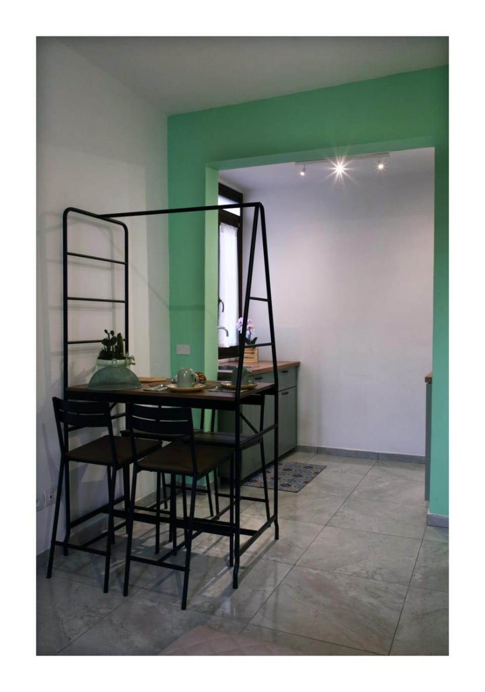 Kitchen or kitchenette, Seating area, Dining area