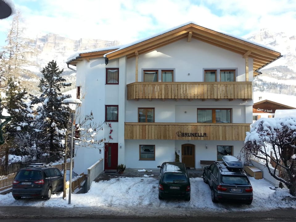 Property building, Facade/entrance, Winter, Parking