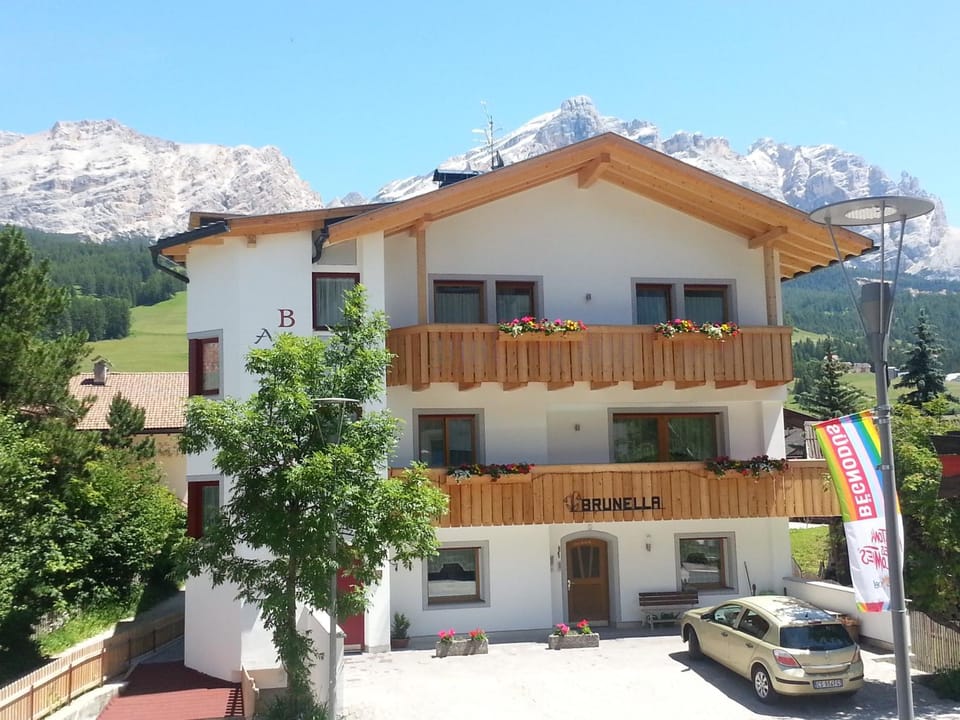 Property building, Facade/entrance, Spring, Parking