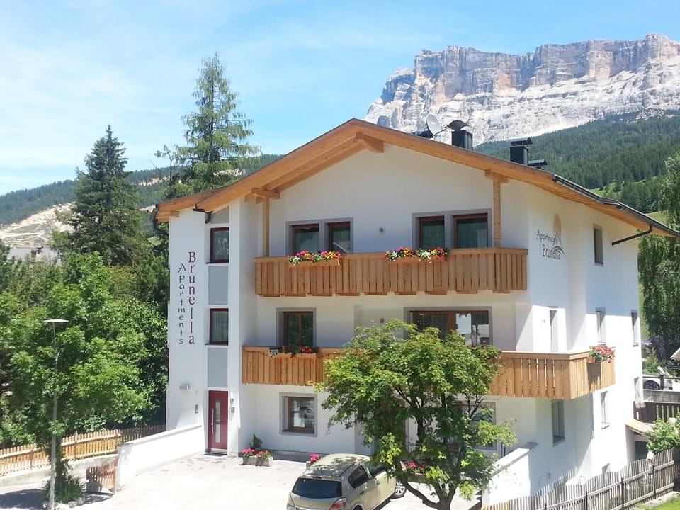 Property building, Facade/entrance, Spring, Parking