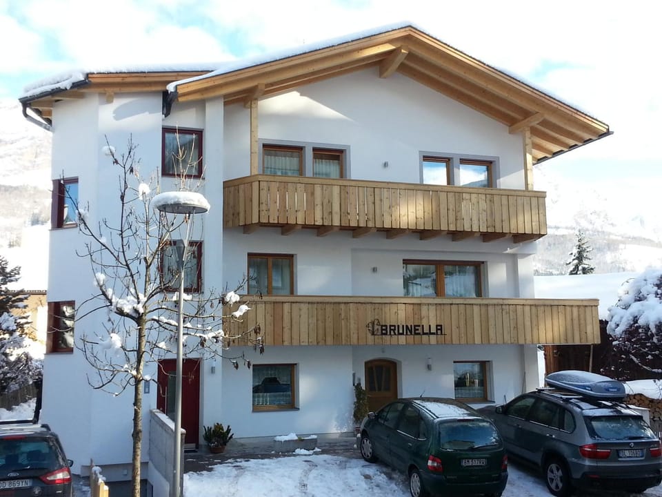 Property building, Facade/entrance, Winter, Parking