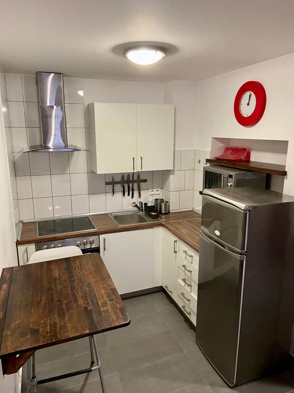 Kitchen or kitchenette, minibar, stove
