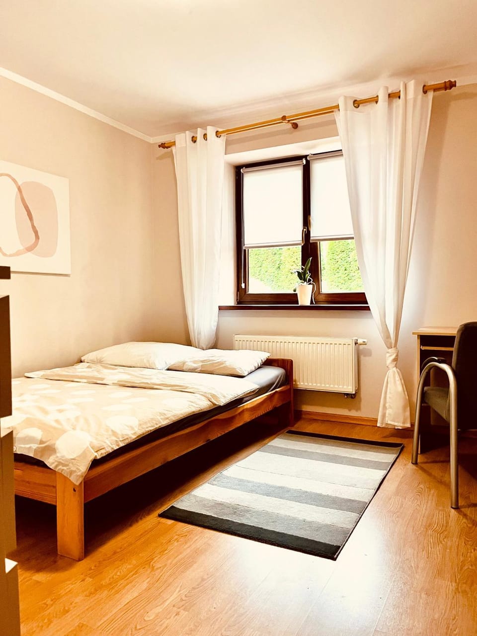 Photo of the whole room, Bedroom