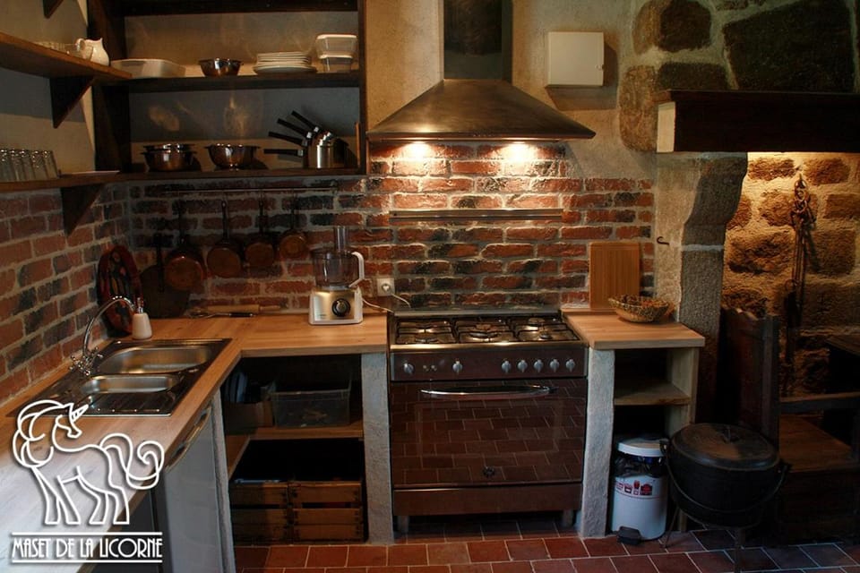 Kitchen or kitchenette, pet friendly, stove