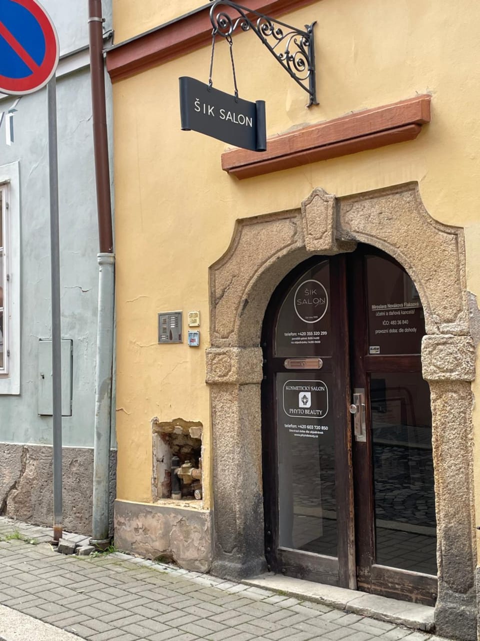 Facade/entrance, Day, Street view