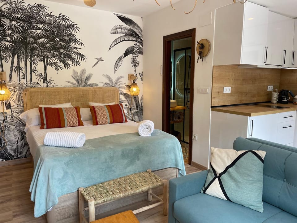 Bed, Kitchen or kitchenette, Photo of the whole room, Bedroom