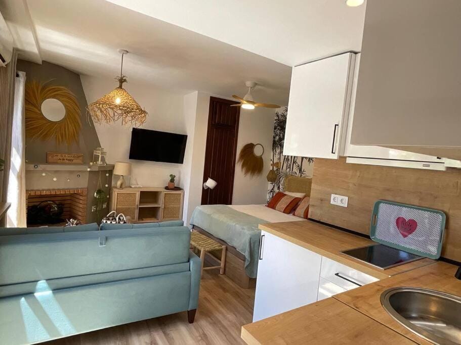 TV and multimedia, Kitchen or kitchenette, Photo of the whole room, Bedroom