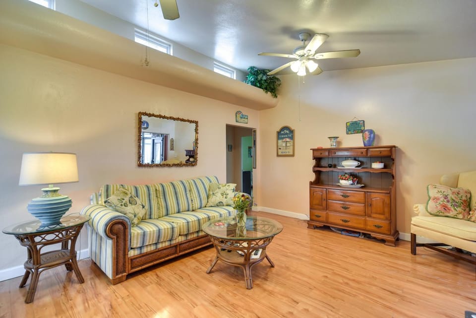 1 Mi to Madeira Beach: Getaway w/ Patio & Grill House in North Redington Beach
