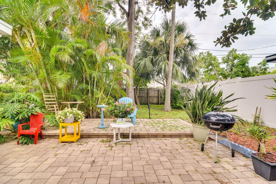 1 Mi to Madeira Beach: Getaway w/ Patio & Grill House in North Redington Beach