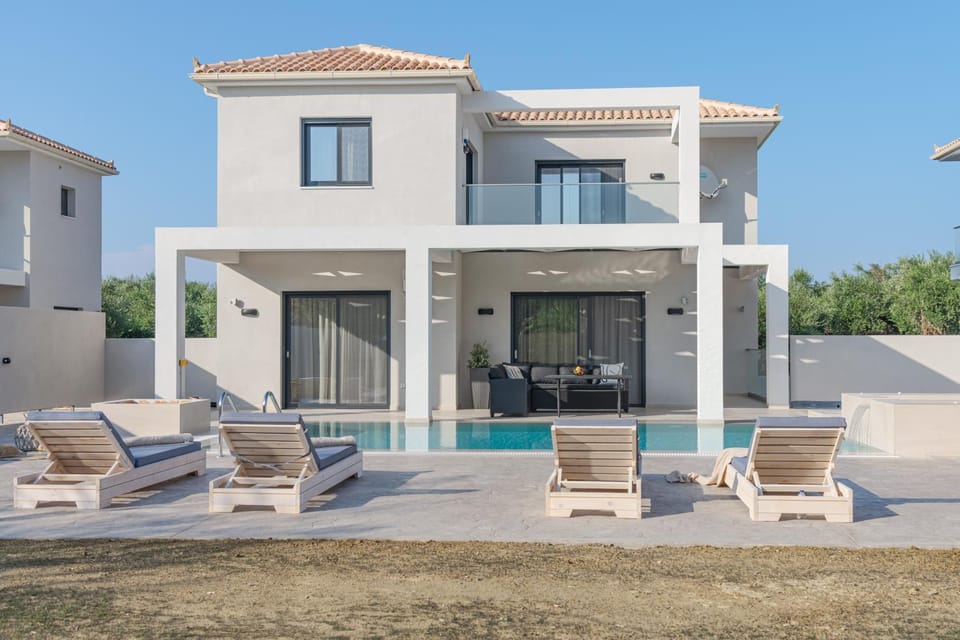 Property building, Day, Pool view, Swimming pool, sunbed