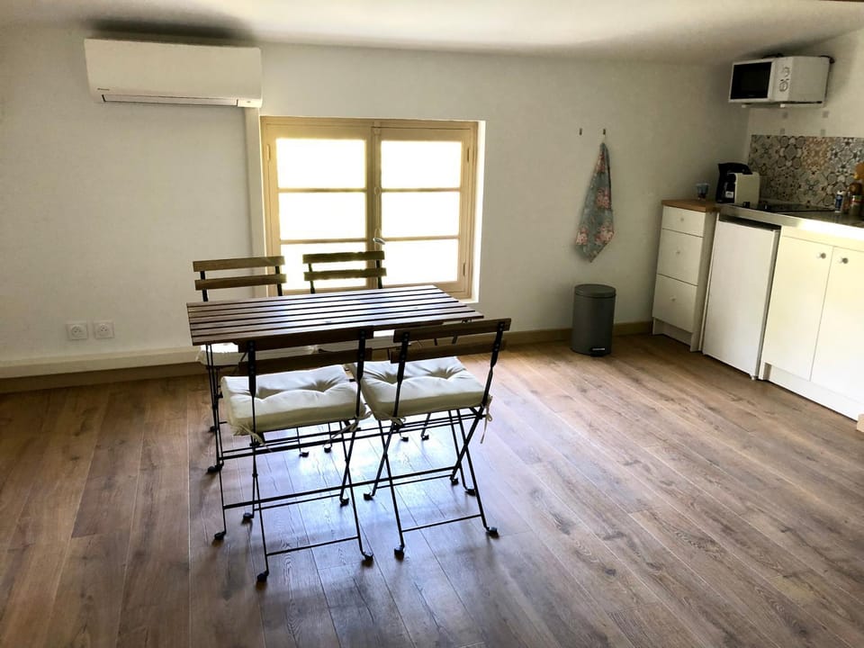 Logement neuf et climatisé, au coeur du village Apartment in Provence-Alpes-Côte d'Azur