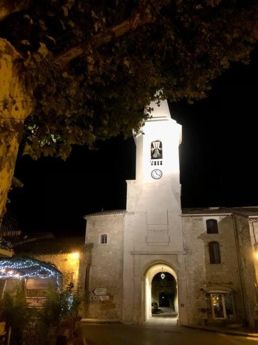Logement neuf et climatisé, au coeur du village Apartment in Provence-Alpes-Côte d'Azur