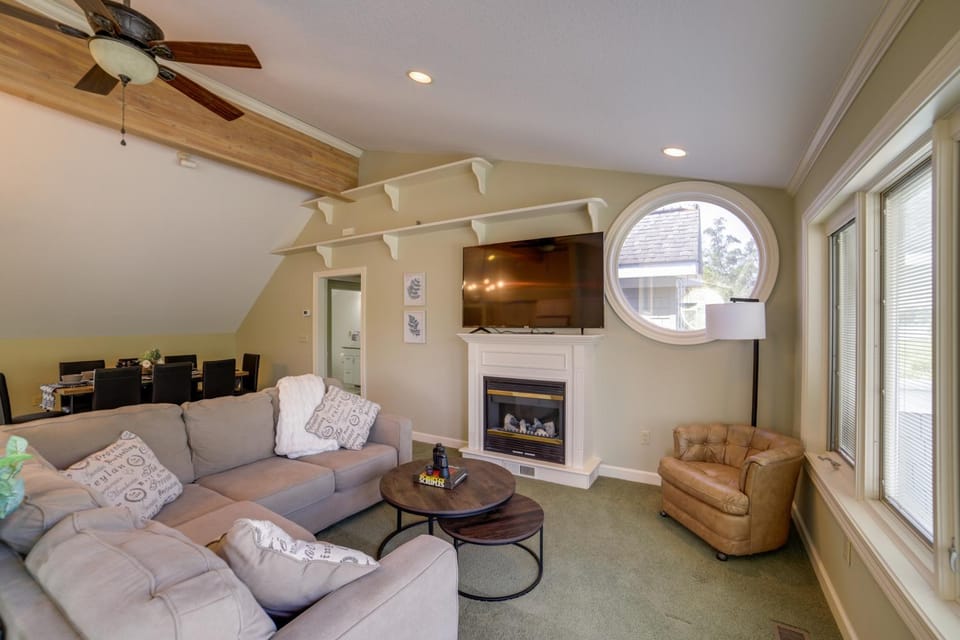Jackson Lakefront Getaway w/ Balcony, Dock Access House in Ohio