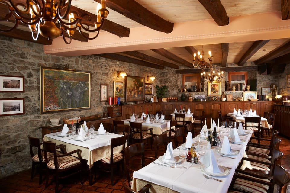 Property building, Restaurant/places to eat, Food and drinks