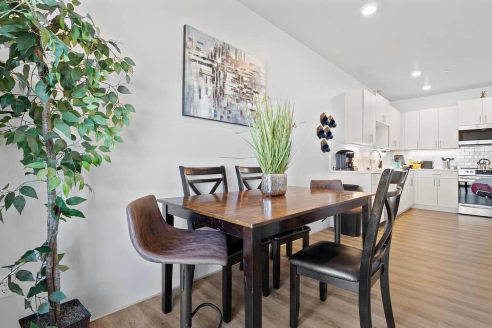 Kitchen or kitchenette, Living room, Seating area, Dining area