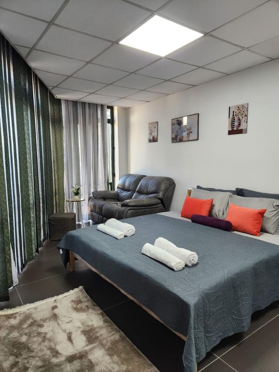 Bed, Seating area