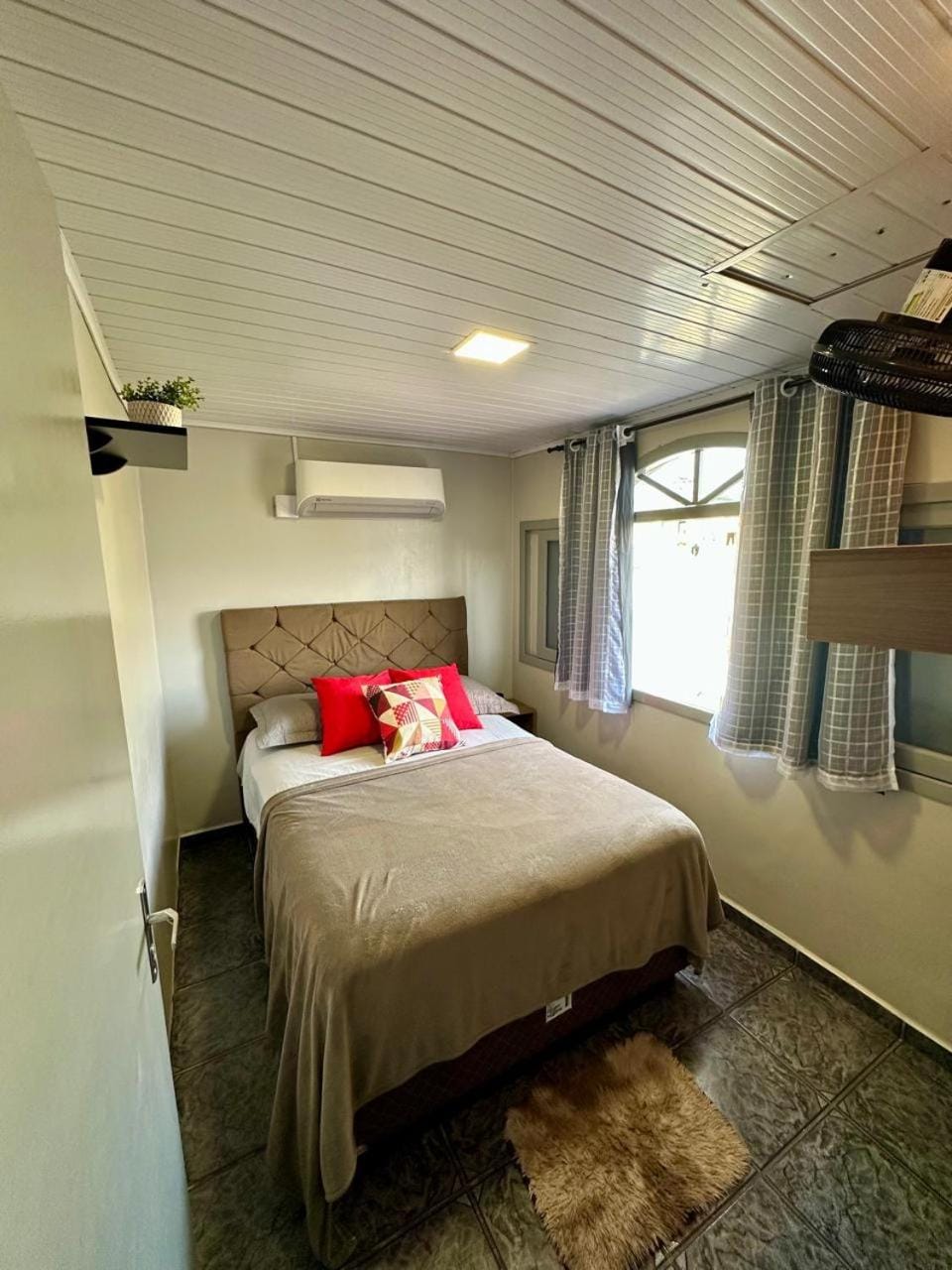 Bed, Photo of the whole room, Bedroom, air conditioner