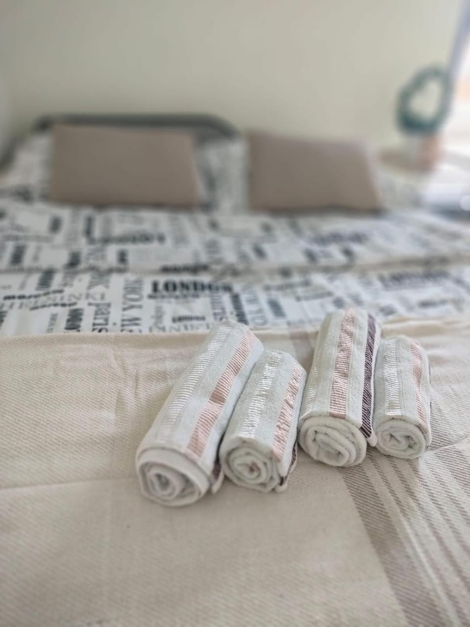 Bed, towels
