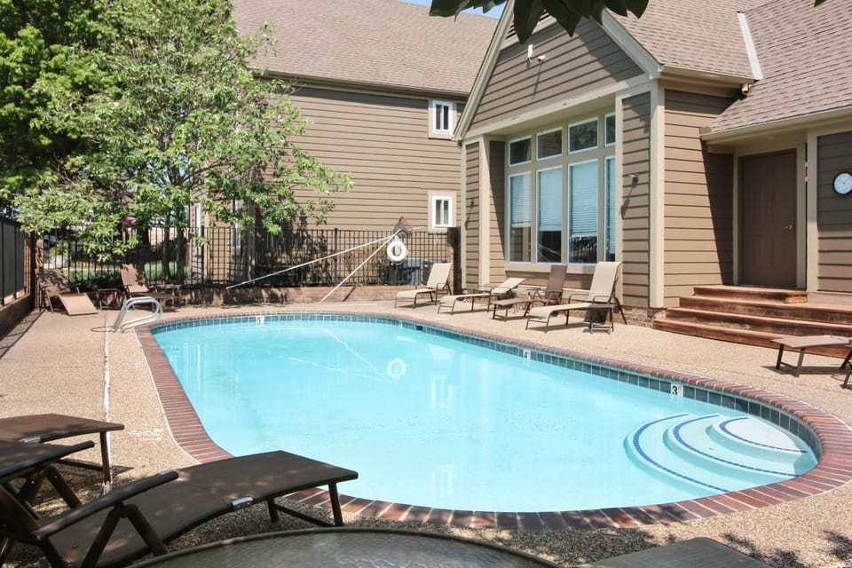 Overland Park Condo, Close to Lakes & Parks! House in Lenexa