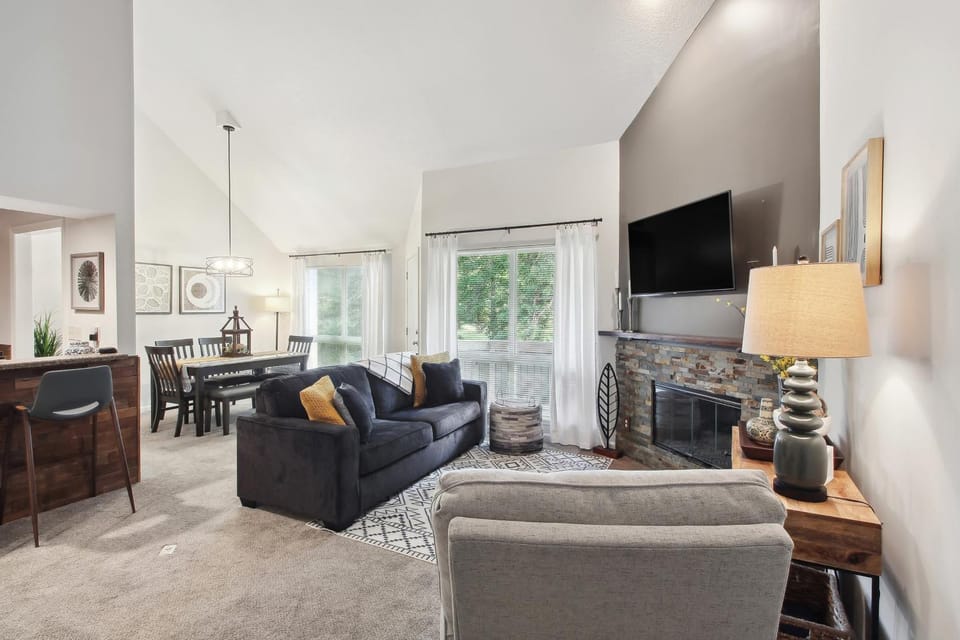 Overland Park Condo, Close to Lakes & Parks! House in Lenexa
