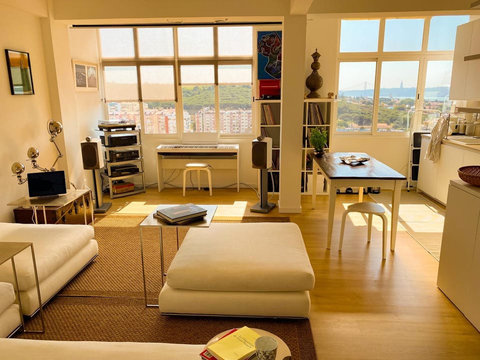 View (from property/room), Kitchen or kitchenette, Living room, Seating area, Dining area, City view, Landmark view, Mountain view, River view, Sea view, Street view