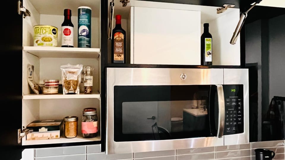 Kitchen or kitchenette, minibar