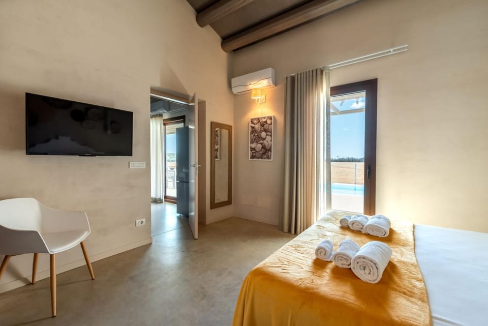 Bed, TV and multimedia, Bedroom, towels