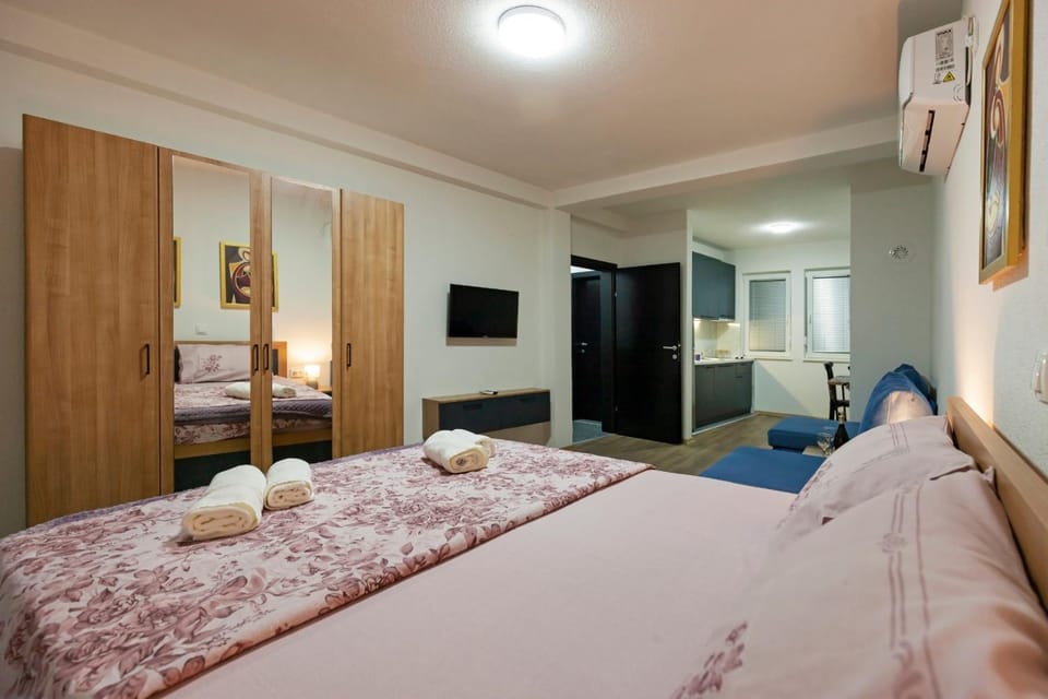 Bed, TV and multimedia, Kitchen or kitchenette, Photo of the whole room, Bedroom, hair dresser, towels, wardrobe