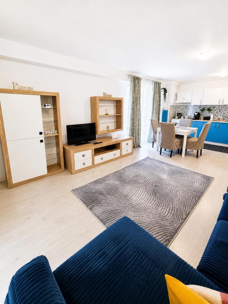 Close to the Airport 15 minutes walk & Therme -SELF CHECK-IN Apartment in Romania